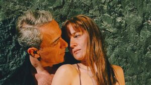 Η ΑΦΡΟΔΙΤΗ ΜΕ ΤΙΣ ΓΟΥΝΕΣ 4 (1)