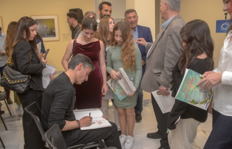 Ο ΣΥΓΓΡΑΦΕΑΣ ΝΙΚΟΣ ΜΙΧΑΛΟΠΟΥΛΟΣ ΥΠΟΓΡΑΦΕΙ ΤΑ ΒΙΒΛΙΑ ΤΟΥ