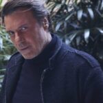 «Βροχή τα βέλη»: Η θεατρική τέχνη στην πιο ουσιαστική της έκφραση μέσα από την ερμηνεία και τη σκηνοθεσία του Στράτου Τζώρτζογλου