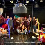 Μια σπάνια και συγκινητική στιγμή είχαν την ευκαιρία να ζήσουν οι θεατές της παράστασης «EVELYN EVELYN the musical» σε σκηνοθεσία Κωνσταντίνας Νικολαΐδη στο Θέατρο 104